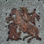 Gros plan sur la représentation de Saint Martin située sur la façade de la Tour Charlemagne