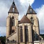 L'église Saint Pierre de Varzy, construite de 1230 à 1280, est de style gothique, mais ses deux tours ont une disposition typiquement romane.