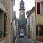 Vauvert: La tour de l'horloge du XIXe siècle , coiffée d'une toiture à quatre pans en tuiles vernissées, comporte une cloche du XVIIe siècle classée monument historique. Cette tour surmonte l'ancienne porte médiévale de Saint Gilles
