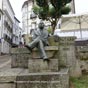 Mondonedo: Sculpture en hommage à Cunqueiro regardant la cathédrale.Romancier, poète dramaturge, journaliste et gastronome espagnol, il est considéré comme l'un ders piliers de la littérature galicvienne. Son oeuvre est écrite en galicien et en castillan.