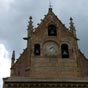 Endommagée par un incendie en 1520, par le protestant Montgomery en 1569, puis par la Révolution, l'église Sainte-Foy garde d'authentiquement romans, un triple chevet aux fenêtres en plein cintre historiées, et des chapiteaux intérieurs aux motifs animaliers, d'influence espagnole.