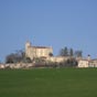 Peu avant Auch, se présente Montégut dominant l'Arçon : sur sa colline escarpée, le château garde quelques vestiges du XIIIe siècle, mais fut remanié au XVIIIe siècle et enrichi à l'époque romantique de terrasses et de tout un arsenal de mâchicoulis.