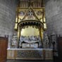 La série de verrières d'Arnaud de Moles s'interrompt à la chapelle du Saint-Sépulcre où se trouve la Mise au tombeau. C'est une œuvre qui a été attribuée à Arnaud de Moles à cause de la parenté de certains détails du profil des visages.