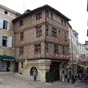 La vieille ville d'Auch nous livre quelques anciennes et superbes maisons...On y accède en gravissant 230 marches (mais elles sont 370 avec les volées doubles; à mi-parcours, une statue de d'Artagnan) de l'escalier monumental qui ne date que de 1863.  
