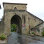 Barran a gardé une partie de ses fortifications : en particulier, cette porte qui signe l'entrée dans le village...