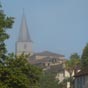 Dans la brume matinale le clocher de l'église Saint-Martin de Montesquiou apparaît... 