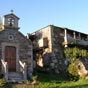 Baamonde:La maison-musée Victor-Corral jouxte une chapelle d'un monastère.