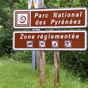 Nous entrons dans le Parc national des Pyrénées. Il est l'un des dix parcs nationaux de France; Créé en 1967, d'une superficie de 50 000 ha, adossé à la frontière franco-espagnole, il comprend d'ouest en est, la haute vallée d'Aspe, la réserve du Pic du Midi d'Ossau, le pic du Balaïtous et le massif du Vignemale, les cirques de Gavarnie et de Troumouse et se termine dans la haute vallée d'Aure au pic de Néouvielle au nord-est de Gavarnie. Le parc a pour but, par une règlementation stricte, de préserver la beauté des sites et de protéger les espèces végétales et animales menacées de disparition. Autour du parc, une zone de 160 000 ha est destinée à bénéficier d'investissements d'ordres économique, social et culturel afin de freiner l'exode rural et de développer l'équipement touristique de la région. 
