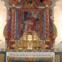 Un autel-tombeau, en bois, décoré de guirlandes dorées (fin XIIe siècle). Il est orné d'un macaron représentant l'assomption où le christ regarde le Père, tout en haut du retable.