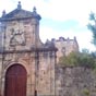 Portail d'accès de l'enceinte fortifiée de la Tour Velo ou tour Santiyan datée du XIIIe siècle. Il s'agit d'une tour de guet médiévale située dans le quartier de Velo de Arce à Puente Arce