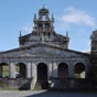Villabade (6,3 km après O Cadavo Baleira)présente son église gothique Santa Maria qui a été bâtie au XVe siècle par Fernando de Castro sur les ruines d'un monastère fondé par Saint François d'Assise et qui accueillait les pèlerins.