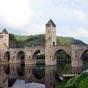 Le pont Valentré fut le troisième ouvrage jeté au-dessus du Lot à Cahors. Sa construction, entreprise en 1308, avait pour but de faciliter la circulation, mais jouait également un rôle défensif. Ceci explique son architecture militaire. L'ouvrage devint utilisable en 1345 mais ses tours ne furent achevées que quarante ans plus tard. Son bel aspect est le résultat de sérieuses restaurations entreprise par Paul Gout, architecte et émule de Viollet le Duc à la fin du XIXème siècle. Le pont possède beaucoup d'élégance avec son tablier légérement en dos d'âne, ses six arches gothiques se reflétant dans les eaux, en plus des deux arches reposant sur les rives. L'une de celles-ci comprenait autrefois un pont-levis. Les trois tours de guet qui surplombent l'ouvrage sont pourvues d'archères et de mâchiloulis.