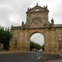 Sahagun : Près de San Tirso, l'arc de triomphe orné de sculptures dit Arco de San Bénito est en réalité l'ancienne porte monumentale construite en 1662 du couvent de San Facundo.