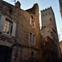 Cahors : La tour de l'ancien palais Duèze. Au XIVe siècle, Cahors bénéficie des largesses du pape Jean XXII, né Jacques Duèze (ou d'Euze ?) en 1244, à Cahors, élu pape en 1316. La famille Duèze est bien établie dans la ville et liée aux notables. Tour du pape Jean XXII, Mort en Avignon en 1334, Jean XXII s'était beaucoup soucié de sa ville natale, de sa famille et de ses concitoyens. Son frère Pierre Duèze construisit une demeure familiale, le palais Duèze, dont il reste encore quelques éléments et une tour, encore nommée « du pape Jean XXII ».