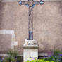 Croix de la cathédrale Saint Benoît au sein de l'évêché du XVIIe siècle.