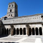 Arles : Le cloître Saint-Trophime de l’ancienne cathédrale d’Arles date du XIIe siècle et XIVe siècle. L’emplacement de ce cloître est inhabituel car il n’est accolé ni à la nef ni au transept. Il communique avec le chœur au moyen d’un escalier de vingt-cinq marches. Ce cloître, le plus beau de Provence, présente une forme approximativement rectangulaire de 28 m de long sur 25 m de large. 