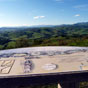 Une table d'orientation nous permet un repérage sur un magnifique paysage sur la chaîne pyrénéenne...