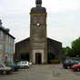 L’église Saint-Germain-d'Auxerre date du xvie siècle, mais les bas-côtés de la nef ne furent édifiés qu’en 1862. Entre les retombées des arcs du bas-côté, les masques humains encastrés et peints, eux, sont anciens. Il n’est pas interdit d’y reconnaître de grands personnages, contemporains d’Henri II d’Albret. Une porte, située sur le côté, serait celle réservée aux cagots. L'église fut restaurée par Charles-Henri Besnard.