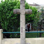 Au carrefour d'Arzens, une belle croix en pierre couverte de coquilles, indique le chemin.