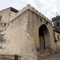 Viviers-les-Montagnes: Le château est bâti sur un promontoire qui domine la plaine avec une vue sur la Montagne Noire. Le dénivelé a permis un étagement de trois niveaux de caves et terrasses sur plusieurs niveaux.