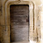 La porte qui subsiste à gauche de l'abside.