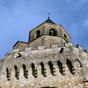 Un dernier regard sur le clocher au-dessus de l'abside. Les créneaux ont été ajoutés en 1937-1939.Il est classé Monuments Historiques depuis 1879.