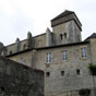 La cathédrale de Saint-Bertrand de Comminges présente un aspect massif dû à son rôle de forteresse dominant le village.