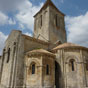 La façade de l'église Saint Savinien est simple mais harmonieuse, elle préfigure celles du XIIème siècle. Elle offre un portail encadré de deux arcatures aveugles. (Photo Dominique Tricoire).