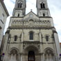 Châtellerault : église Saint-Jacques. La construction de cet édifice a débuté en l'an 1008, grâce à Isembert II, évêque de Poitiers, sur les ruines de la chapelle du prieuré Saint-Jacques. Elle est consacrée en 1066 par le même évêque. Un ex-voto a été offert en 1632 pour célébrer la fin de la peste qui désolait la ville. L'église a été complètement restaurée en 1858.