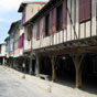 La place principale de Mirepoix est entourée de maisons, fin XIIIème s.- XVème s., dont le premier étage s'avance sur des couverts en charpente.
