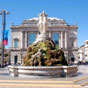 Montpellier : La fontaine des Trois Grâces, place de la Comédie. Cette place est au centre de la vie montpelliéraine. De forme grossièrement rectangulaire et allongée, elle mesure environ 230 m de long sur 50 m de large. Elle forme avec l'esplanade (340 m de long sur 50 m de large), un des plus grands ensembles piétons de France.