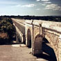 Montpellier : L'aqueduc des Arceaux, de son vrai nom l'aqueduc Saint-Clément, construit au XVIIIe siècle par l'ingénieur Henri Pitot de Launay, est l'un des plus beaux monuments de la ville. Cet édifice, largement inspiré du pont du Gard, a permis l'arrivée d'eau potable depuis la source du Boulidou, puis plus tard celle du Lez, situées à Saint-Clément-de-Rivière. À sa construction, il permet d'apporter 25 litres d'eau par seconde à la ville de Montpellier. Il fut détruit dans sa quasi-totalité à la fin du XXe siècle, à la suite de l'implantation d'une usine souterraine qui permit de produire en toute saison 2 000 litres d'eau pour la ville.