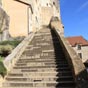 Pour accéder au sanctuaire, le pèlerin doit gravir les 216 marches du grand escalier et, souvent, il le faisait à genoux, comme un chemin de pénitence.