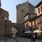 Salas jouissait au moyen Âge d'une importance certaine. De ce passé médiéval, la ville a conserve la tour de l'ancien château qui abrite à présent le musée d'Art préroman.Le chemin primitif passait sous le pont qui relie cette tour au palais des Valdès-Salas.
