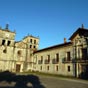 Le monastère San Salvador fut fondé en 1024 par l'infante Cristina, fille du roi de Leon BermudoII....il ne s'agissait à l'origine que d'une exploitation agricole associée à une église! L'église romane est du XIIe siècle , elle a été largement modifiée, comme le montrent la façzde et les deux tours qui sont des ouvrages du XVIIIe siècle...
