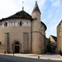La basilique Saint-Etienne (Anciennement Collégiale Saint-Jacques-le-Majeur) de Neuvy-Saint-Sépulchre fut fondée vers l'an 1040 et construite à l'intérieur de l'enceinte du château fortifié où venait se réfugier la population en cas de danger et où vivait le collège de chanoines. Dans le courant du XIXe siècle, l'église fut placée sous la protection de saint Etienne. En 1910, le pape Pie X l'éleva au titre de basilique. en fait, le sanctuaire se compose de deux monuments: une église de plan basilical à nef unique divisée en trois travées. Dépourvue de transept, elle se teremine par un chevet plat. Au Moyen Âge, les chanoines se retrouvaient là pour les offices. L'édifice hébergeait également un reliquaire contenant quelques gouttes de sang du Christ. L'autre église de plan circulaire comprend une rotonde entourée d'un déambulatoire surmonté de tribunes, elle reprend le plan du Saint Sépulcre de Jérusalem. 