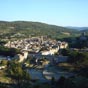 Entre Carcassonne et Narbonne, Lagrasse est installée dans la vallée de l’Orbieu, au sein du massif des Corbières. La ville sert d'écrin à la célèbre abbaye Sainte-Marie-d'Orbieu. La rivière l’Orbieu sépare, en effet, l’abbaye dressée sur la rive gauche, du village, étiré sur la rive droite et classé comme l’un des plus beaux villages de France. La charte de « fondation » de l’abbaye bénédictine Sainte-Marie-d’Orbieu remonte à la fin du VIIIème siècle, toutefois un établissement devait exister antérieurement à la période carolingienne. La légende de Philomena, manuscrit du XIIIème siècle relate la fondation légendaire de l’abbaye. Le monastère de Lagrasse connaît rapidement la prospérité, ses biens s’étendant jusqu’en Espagne au IXème siècle et Xème siècle. La puissance politique de l’abbaye se révèle essentiellement au cours de la croisade contre les albigeois : Benoît d’Alignan, abbé de Lagrasse de 1224 à 1230, joua souvent le rôle d’intermédiaire entre occupants et occupés. C’est lui qui obtint la soumission de Carcassonne au Roi (1226). Parmi les abbés importants de Lagrasse, il convient de mentionner l’abbé réformateur Auger de Gogenx, de 1279 à 1309, à qui l’on doit la plupart des constructions médiévales de l’abbaye. Après avoir subi les troubles du XIVème siècle, le monastère connaît un renouveau de l’activité artistique au XVème siècle sous l’abbatiat de Pierre d’Abzac de la Douze. L’usage de la commende en 1502 puis le rattachement à la congrégation de Saint-Maur en 1662, occasionnèrent un nouvel essor intellectuel. Au XVIIIème siècle, c’est sous l’impulsion d’un autre abbé bâtisseur, Armand Bazin de Bezons, que sera édifié le nouveau palais abbatial et son cloître. A la Révolution, l’abbaye sera vendue en deux lots, division qui s’est perpétuée jusqu’à aujourd’hui.