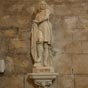 Larressingle: Statue de Saint-Sigismond.À noter que la statue de saint Sigismond a été  réalisée à la fin du xiXIXe siècle ou au début du XXe siècle par la fabrique toulousaine de François-Dominique Monna, elle est une réduction du Vercingétorix d'Aimé Millet érigé en 1865 à Alise-Sainte-Reine, site du siège d'Alésia.