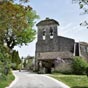 Castelnau-sur-l'Auvignon: on entre sur le village avec son église Notre-Dame-de-la Nativité