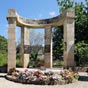 Castelnau-sur-l'Auvignon: Le monument aux morts rappelle les combats du 21 juin1944 qui marquent à jamais le village surnommé 'Le Castelnau des loups'.