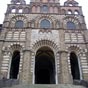 L'imposante façade de la cathédrale Notre-Dame du Puy: point de départ de la Via Podiensis.   Des origines à nos jours le pèlerinage de Notre Dame du Puy a contribué au développement et à la prospérité de la ville. La rue des Tables nous conduit au pied du grand escalier de la cathédrale de Notre-Dame-de-l'Annonciation (134 marches). De style roman, la cathédrale présente diverses influences venues d'Orient et d'Espagne mauresque.