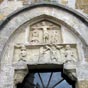 Saint-Jean-de-Mirabel : Le tympan du XIIIe siècle représente la crucifixion avec la Vierge et saint Jean.