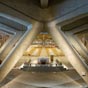 La basilique Saint Pie X de Lourdes. C'est encore une fois par nécessité qu'un nouveau lieu de culte vit le jour aux Sanctuaires de Lourdes dans les années 1950. Il s’agissait là de voir en grand. Tout fut mis en œuvre pour préserver l'unité architecturale de l'ensemble entourant la grotte. L’édifice est donc souterrain. Il s'agit de la Basilique Saint-Pie X, construite entre 1956 et 1958, pour le centenaire des apparitions. Dans un style moderne, la basilique peut rappeler une cale de navire renversée. Ses proportions sont extravagantes (nef de 191 m de long pour 61 m de large), ce qui en fait la plus grande crypte au monde, elle peut accueillir 20 000 pèlerins!! 
