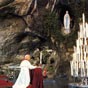 Le pape Jean-Paul II à la grotte, en 1983
