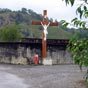 Un crucifix nous accueille à l'entrée de Rieulhès, nous marchons depuis 1h30 après notre départ de Lourdes!