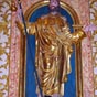 Statue de Saint Jacques en bois doré qui trône au milieu du retable , orné de têtes d'anges.