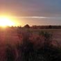 De bon matin au départ de Lusignan, le soleil se lève et donne de très belles couleurs aux champs que nous allons cotôyer tout au long de cette étape.