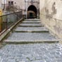 Ruelles et escaliers dits 'caladés', passages couverts, maisons des XVIe et XVIIe siècles donnent un charme ancien à ce gros village d'un peu moins de neuf cents habitants...