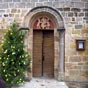 Saint-Félix-de-Mirabel : L'étroit portail de l'église Sainte Radegonde.