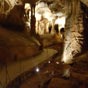 Assez vaste, la grotte s'étend sur près de deux kilomètres mais seulement 1200m de galeries et de salles sont actuellement accessibles aux visiteurs. 